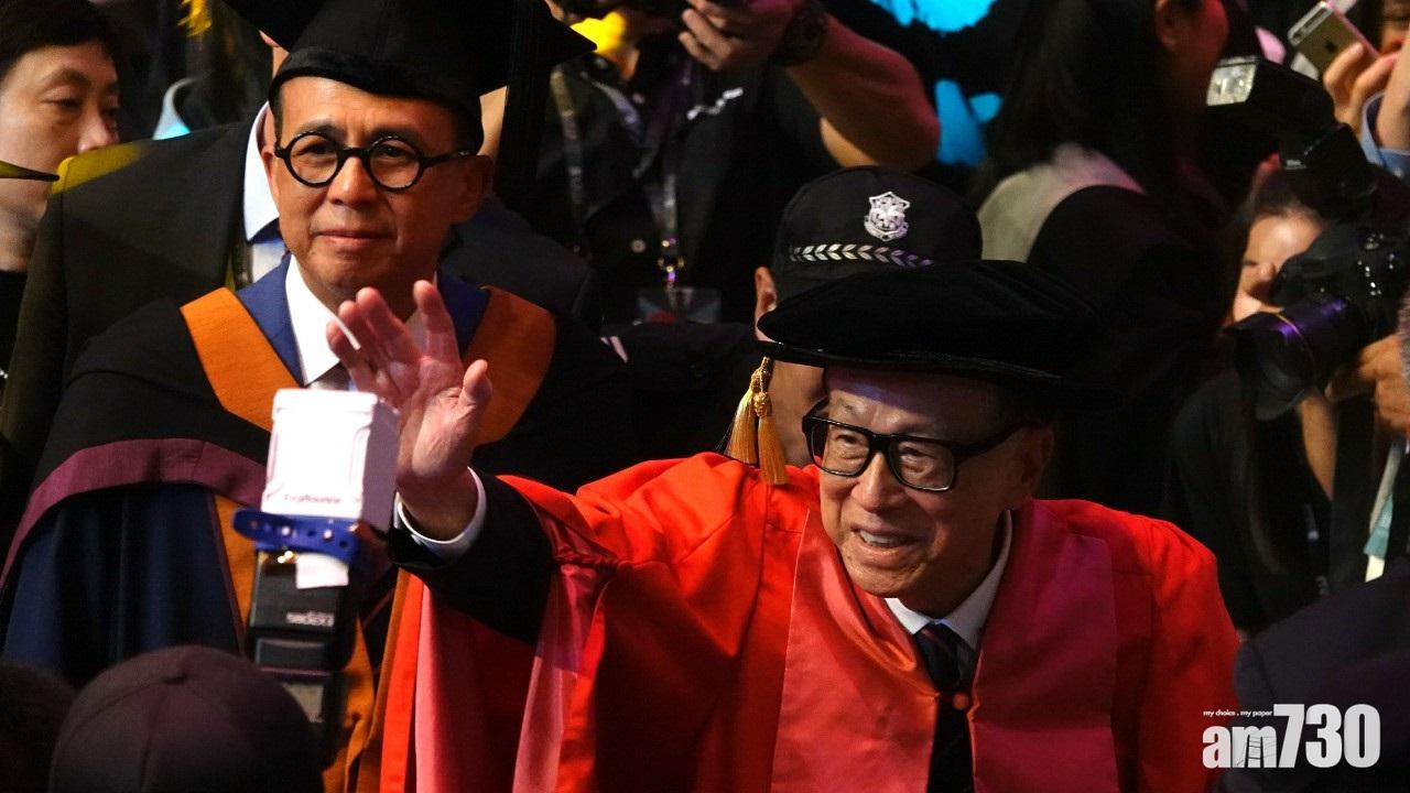 李嘉誠離場時,學生以掌聲送別,其子李澤楷緊隨其後。(陳奕釗攝)