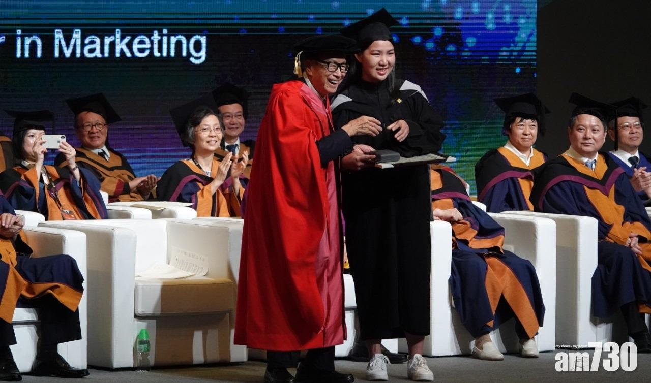 李嘉誠向學生頒發汕大獎章。(陳奕釗攝)