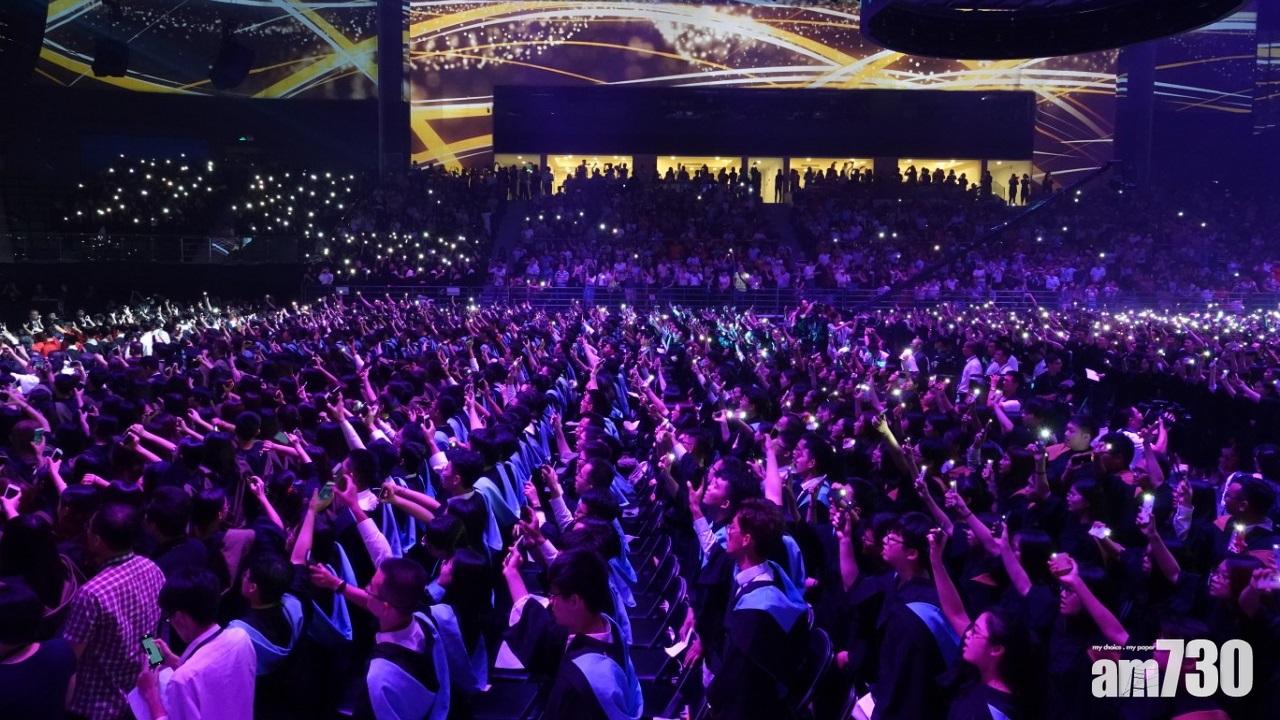 畢業禮場面壯觀,李嘉誠肯定好高興。(陳奕釗攝)