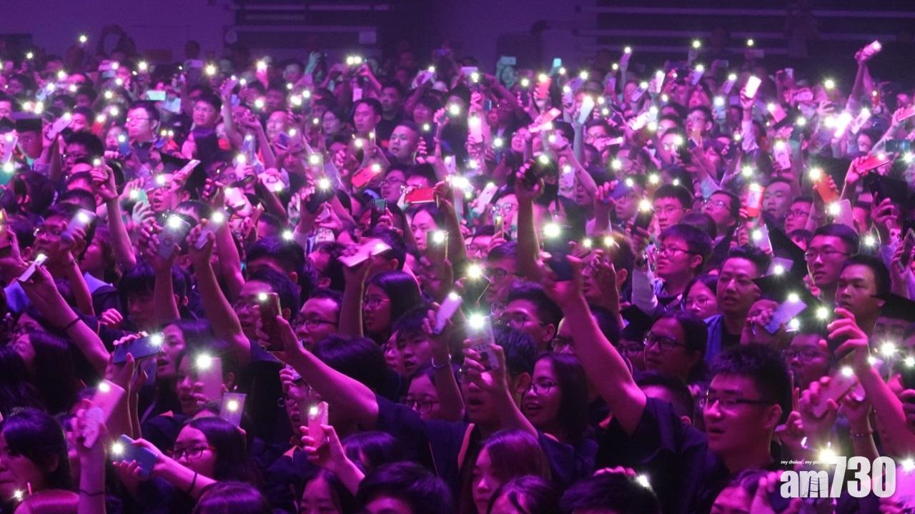 汕大師生合唱畢業歌《大學問》,並亮起手機燈,氣氛感人。(陳奕釗攝)