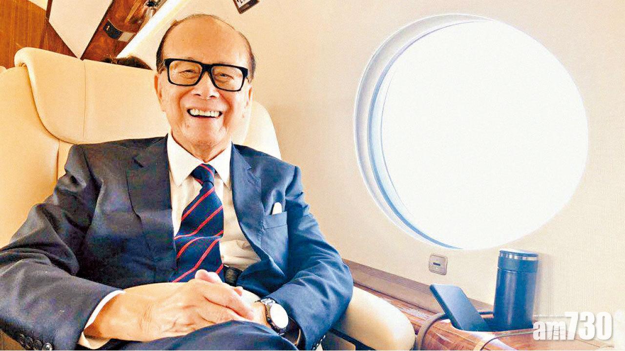 李嘉誠在回港航程中,回想對汕大所做的一切,內心觸動。(李嘉誠基金會提供)