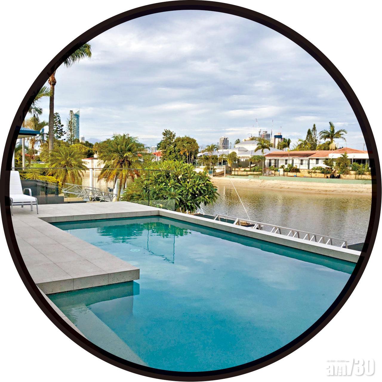 度假屋有私家泳池,面積雖不大但方便住客消暑。