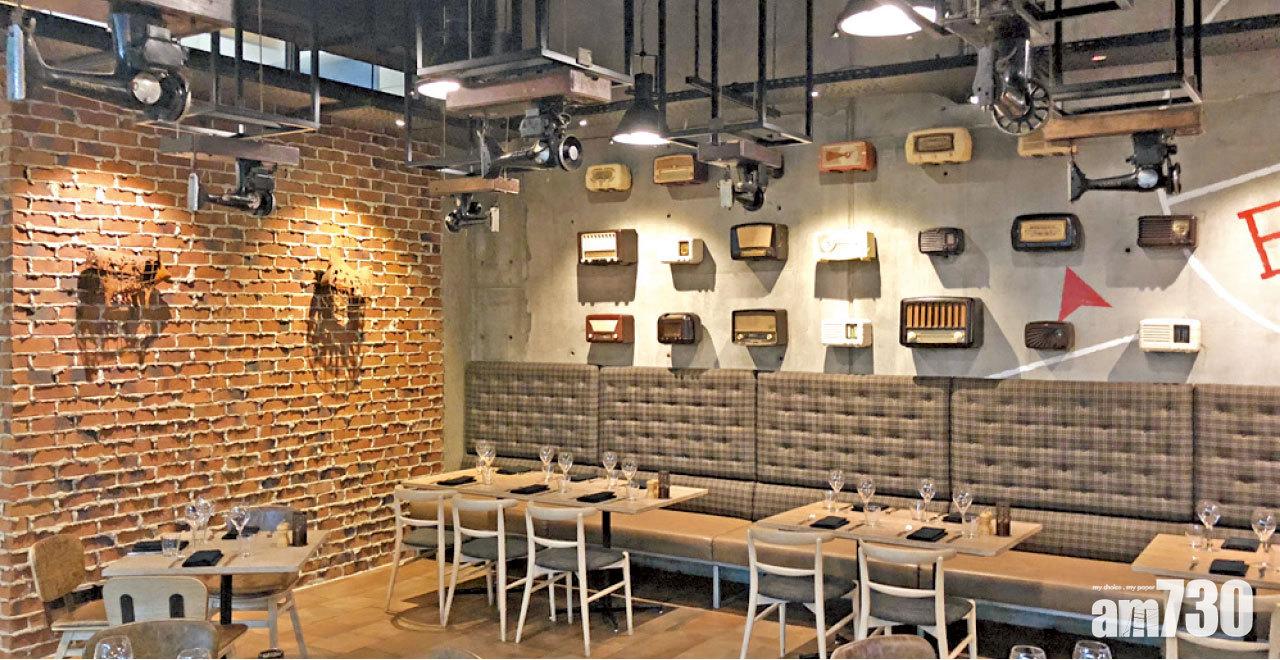 牆上的收音機和天花吊著的衣車,令室內裝修十分特別。