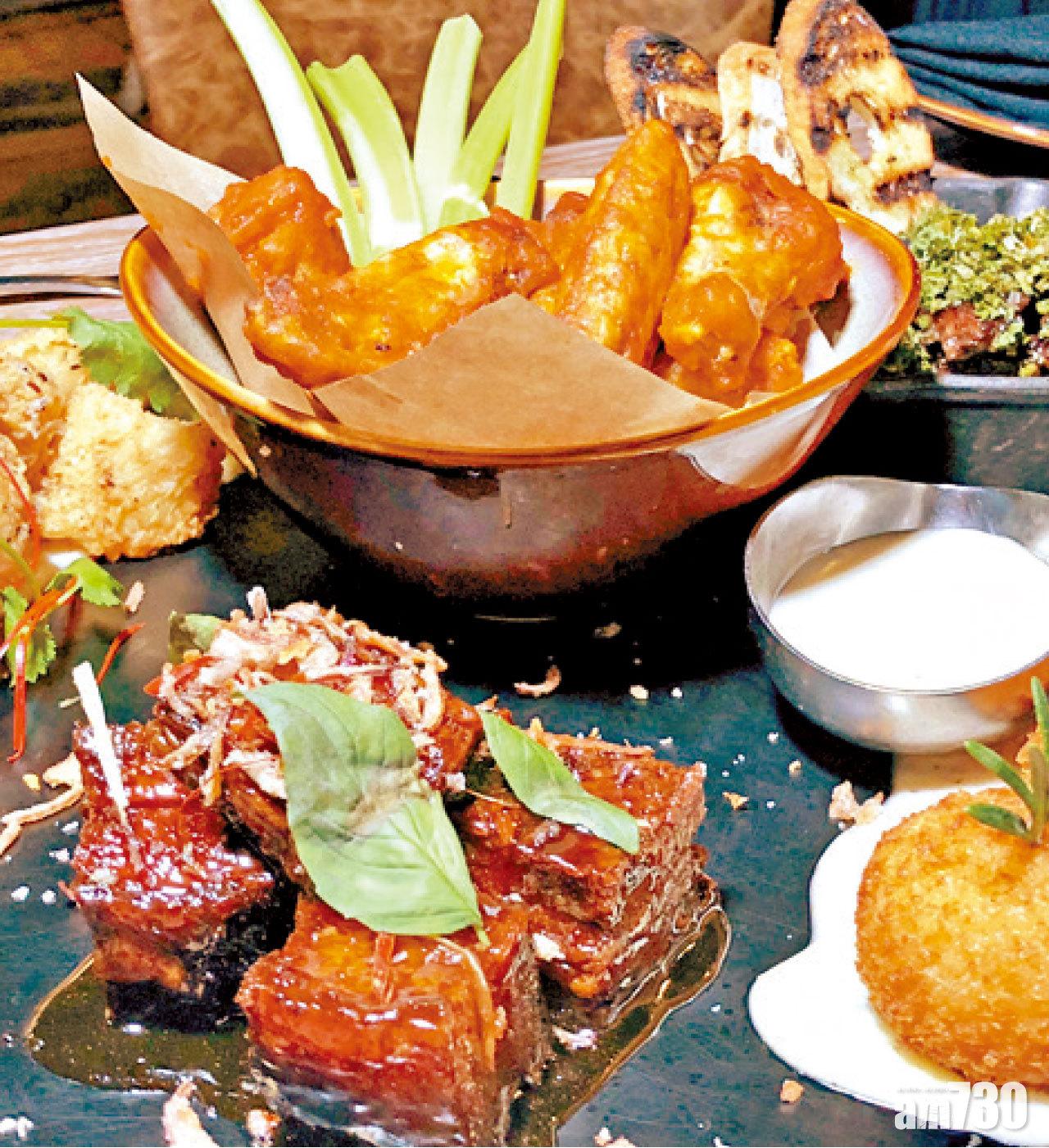 邪惡的雜錦拼盤包括炸魷魚、炸飯球、豬腩肉和辣雞翼。