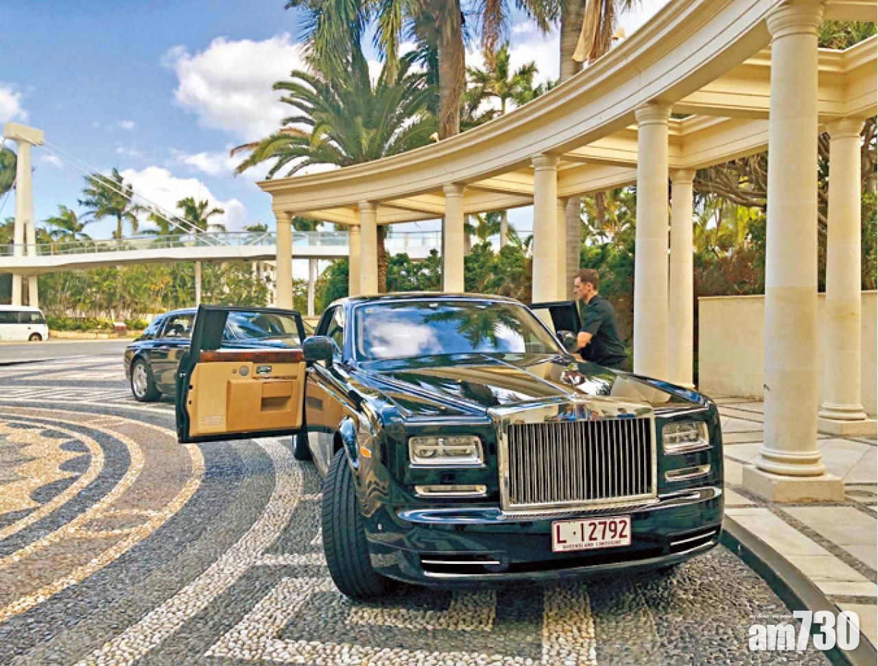 特別訂製的Versace勞斯萊斯,內裡充滿該品牌的布藝。