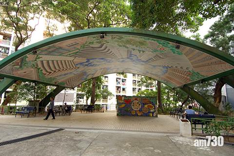 「燕子亭」的弧形涼亭天花,於1983年由畫師麥榮繪畫,以全邨景貌為主題。