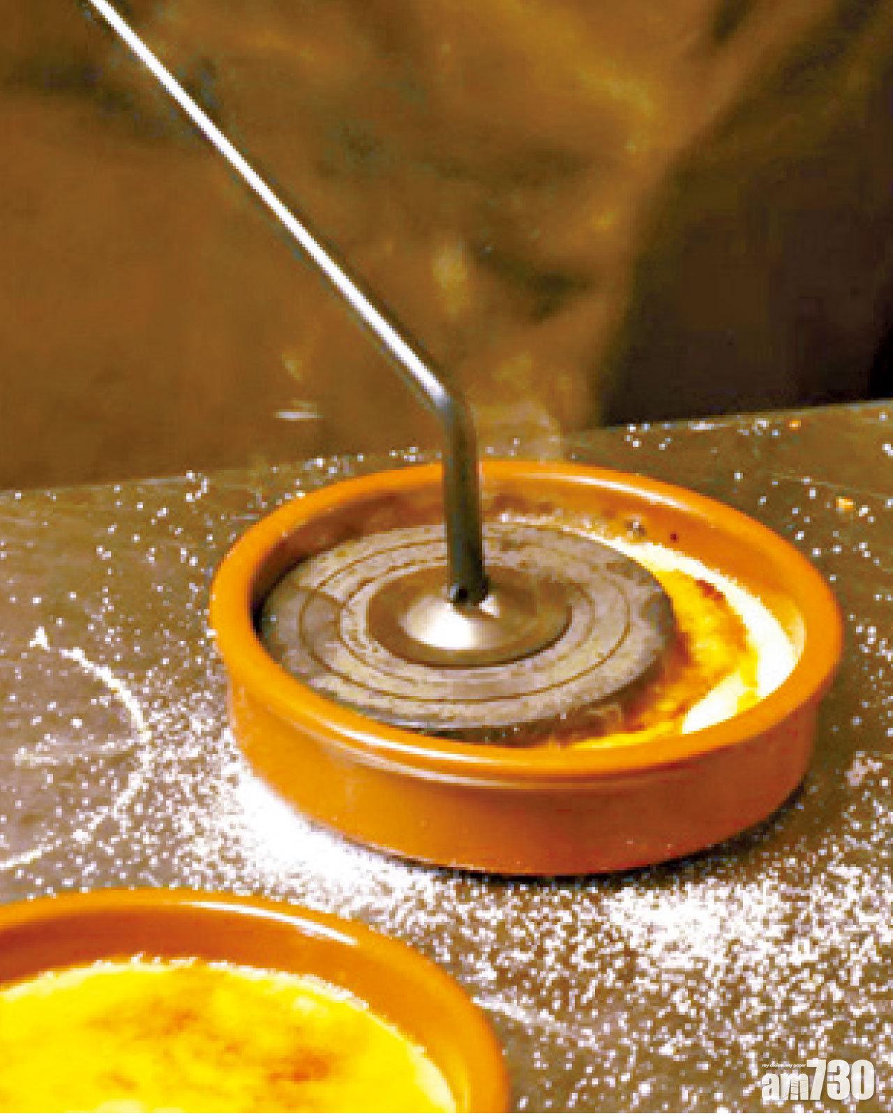 最傳統的焦糖布丁,原來是用金屬片燒烙表面,造出焦香效果。