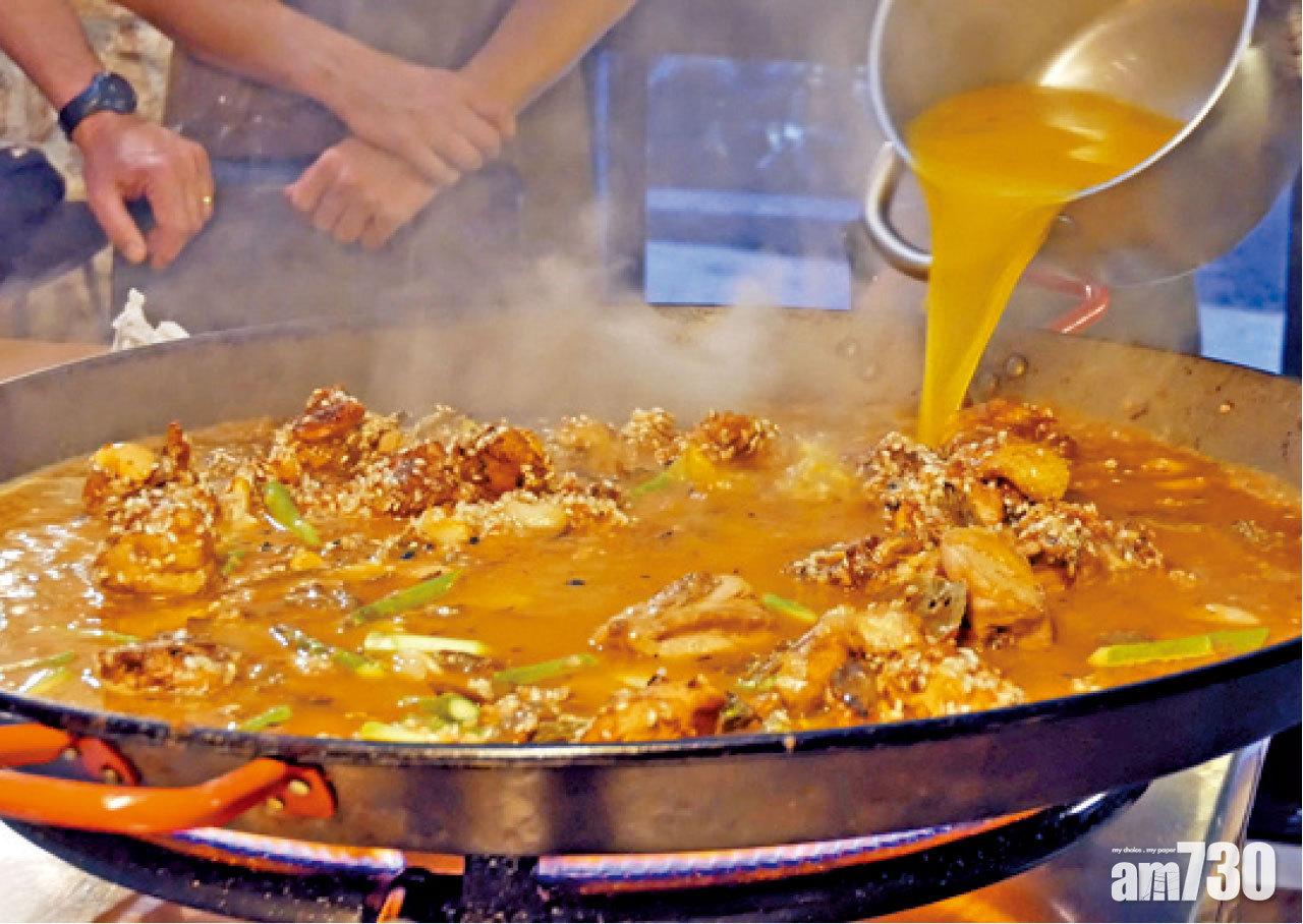 要完成一個分量十足的paella,是要不停地炒勻所有配料和米飯,難怪要動用所有男士的臂力!