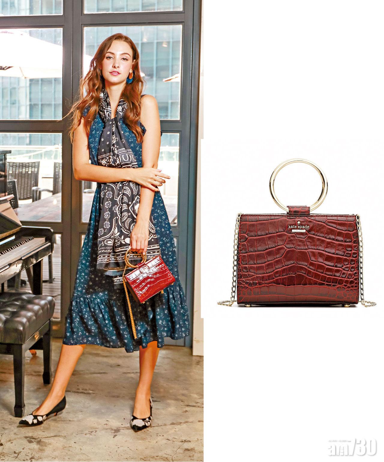 簡約優雅的藍色碎花A line裙,配上一條頸巾,已可打造一身嬌俏造型。(Cherrywood handbag $2,900,dress $3,900、scarf $TBC,Daze Heel $3,900)