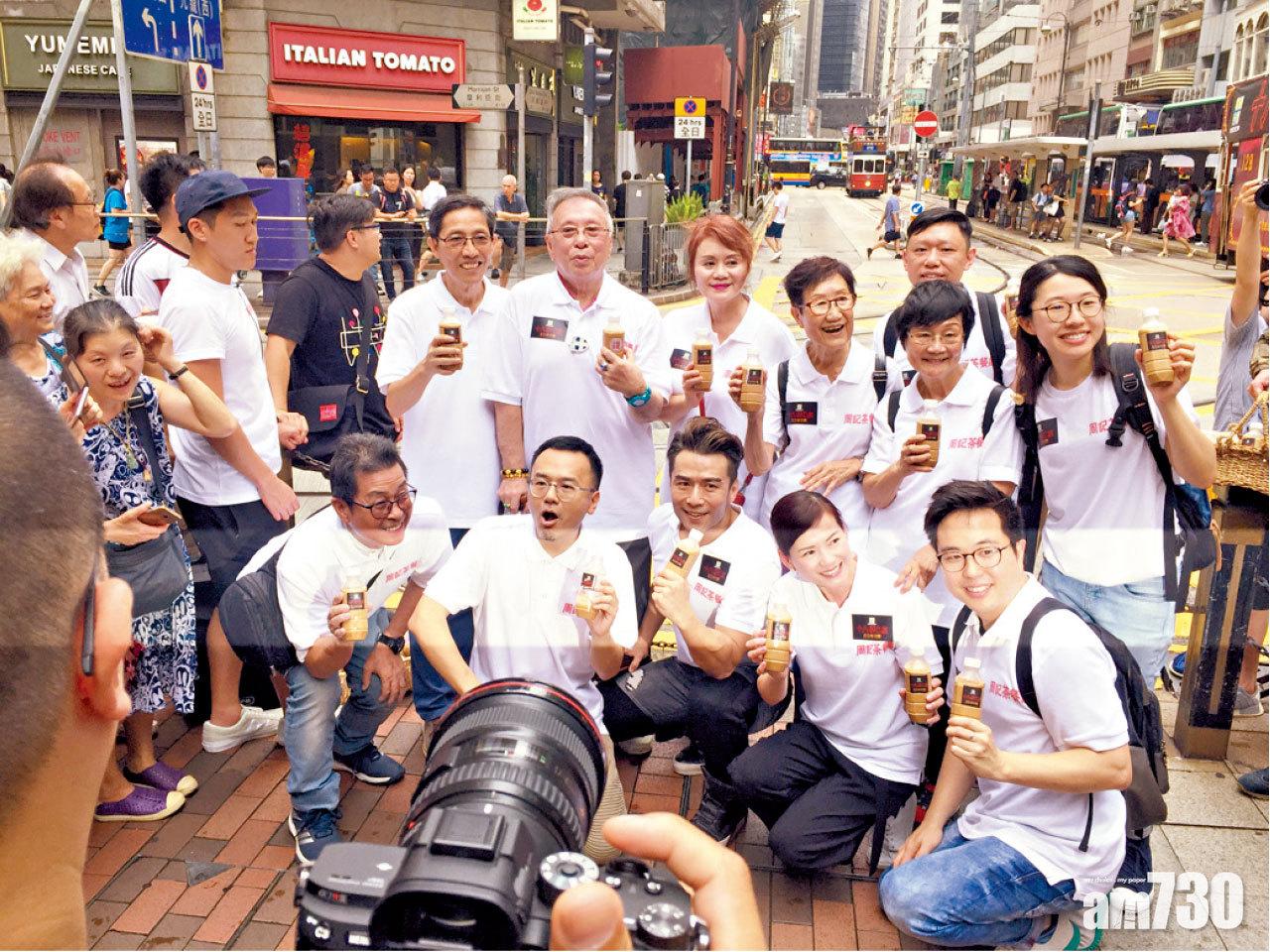 本月3日是《十八樓C座》50歲生日,劇中眾主角上街與市民見面。