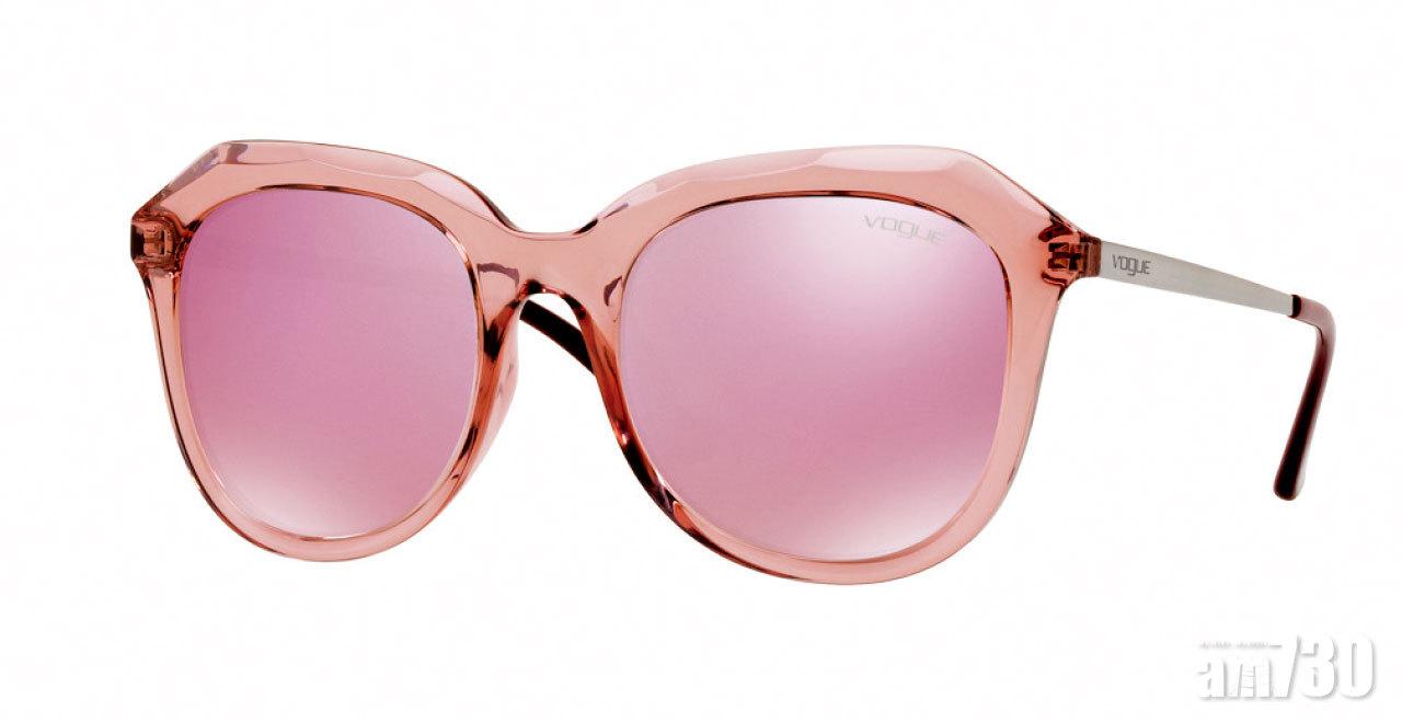 幾何稜角切割的設計,非常易襯。$1,000