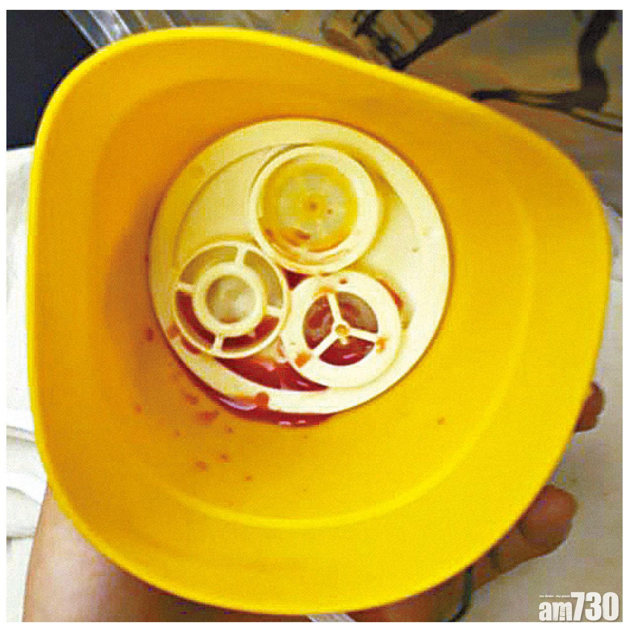 氧氣罩留有乘客血跡。(互聯網)