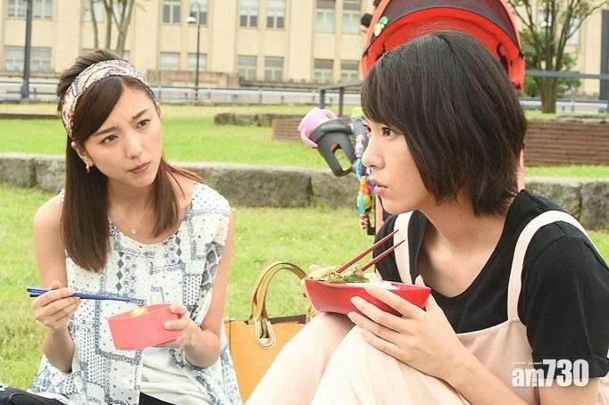 真野(左)在《逃跑雖可恥但有用》與新垣結衣有多場對手戲。