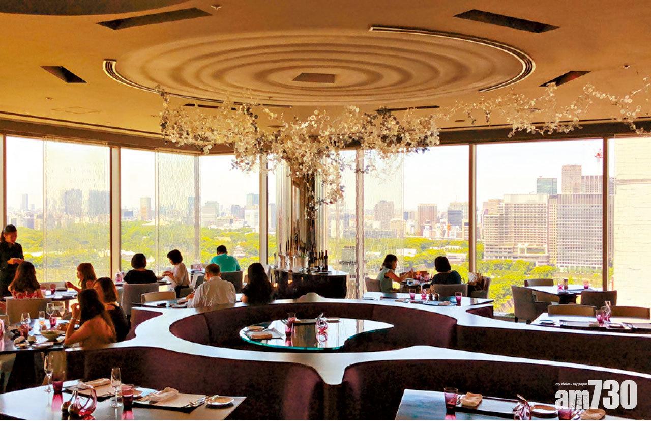 酒店頂樓的Peter餐廳,坐擁開揚的皇宮及御花園景觀。