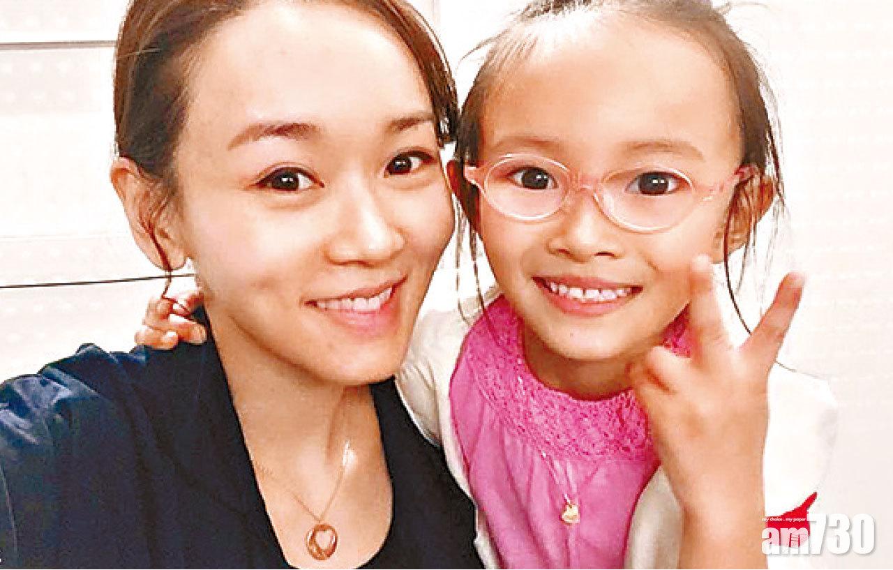 楊思琦女兒大讚寫真中的媽咪很美。