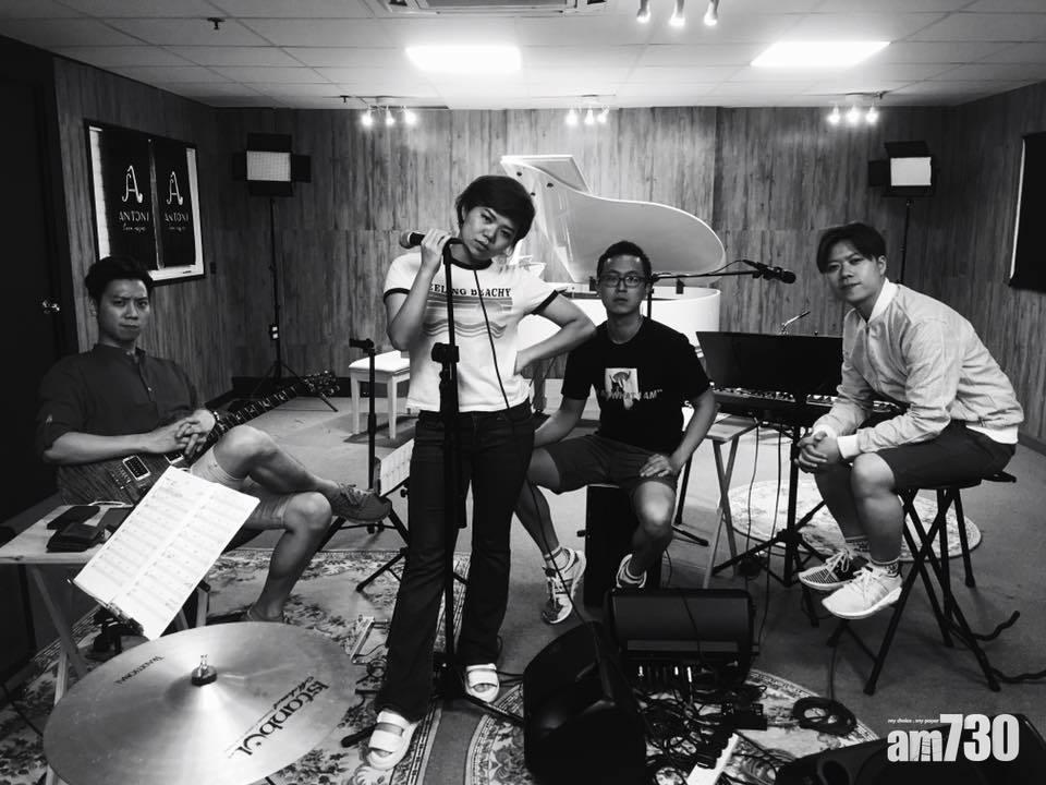 小巧最近為表演做準備,清減了不少。