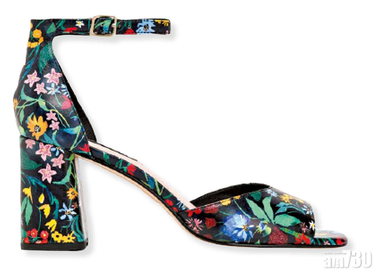 充滿復古味道的花鞋子配黑色長裙,流露成熟女人魅力;短裙配搭造型,帶幾分可愛的Retro Style,令人眼前一亮。($1,877,ALICE+OLIVIA,From THE OUTNET)