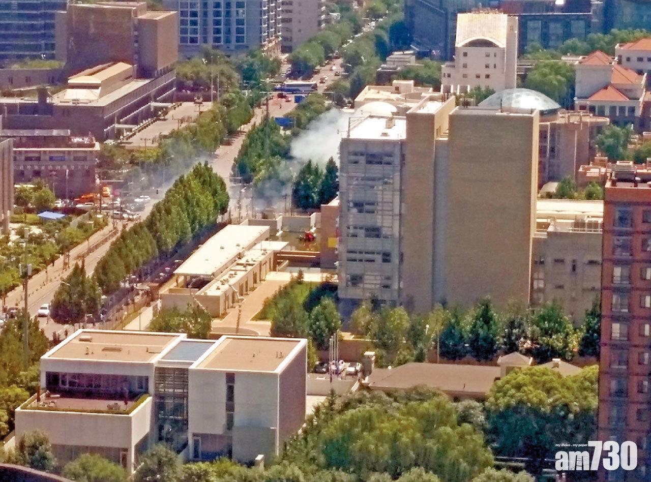 現場冒出大量白煙,不少路人圍觀。(互聯網、路透社)