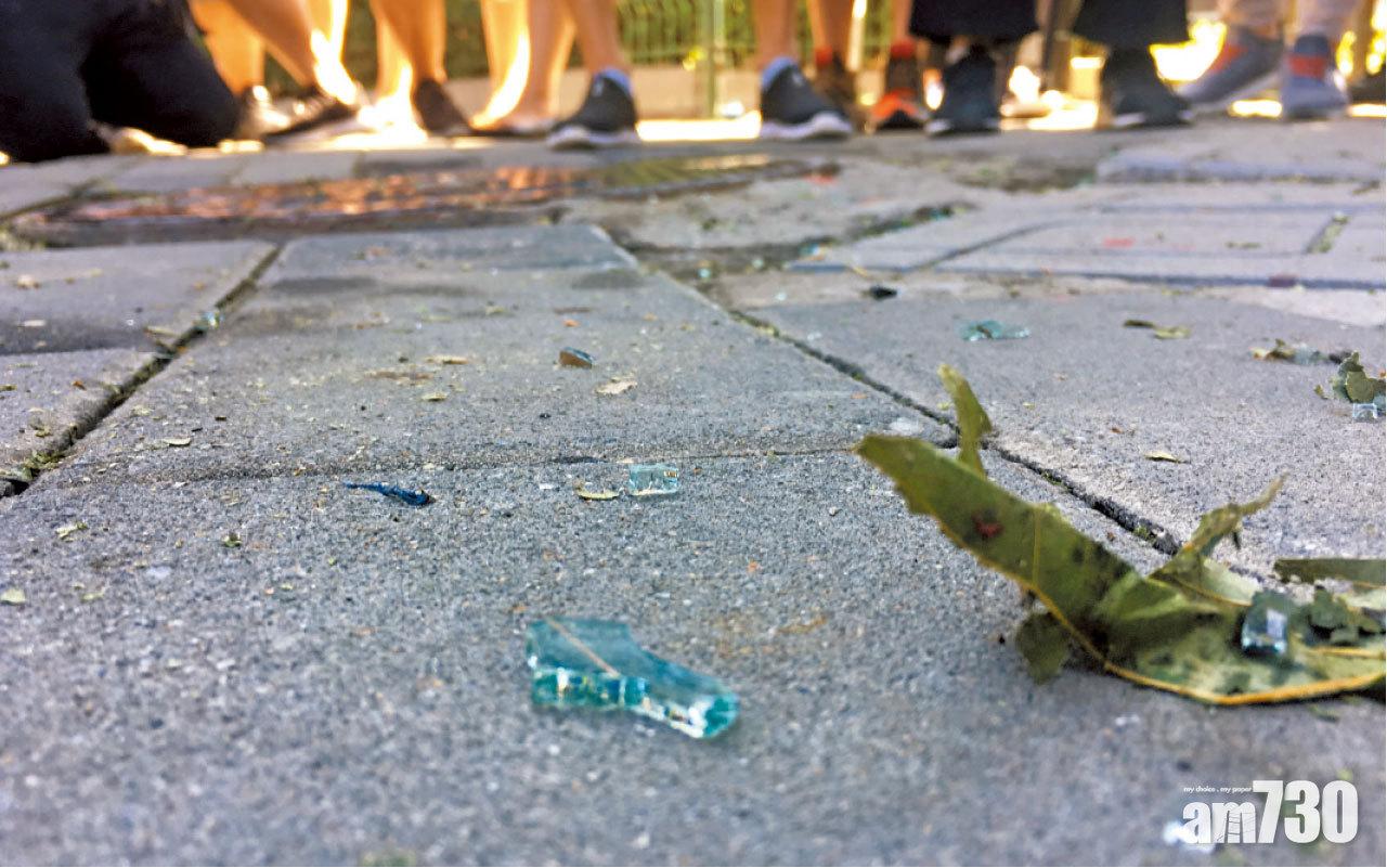 現場遺下玻璃碎及疑似血跡。(路透社、互聯網)