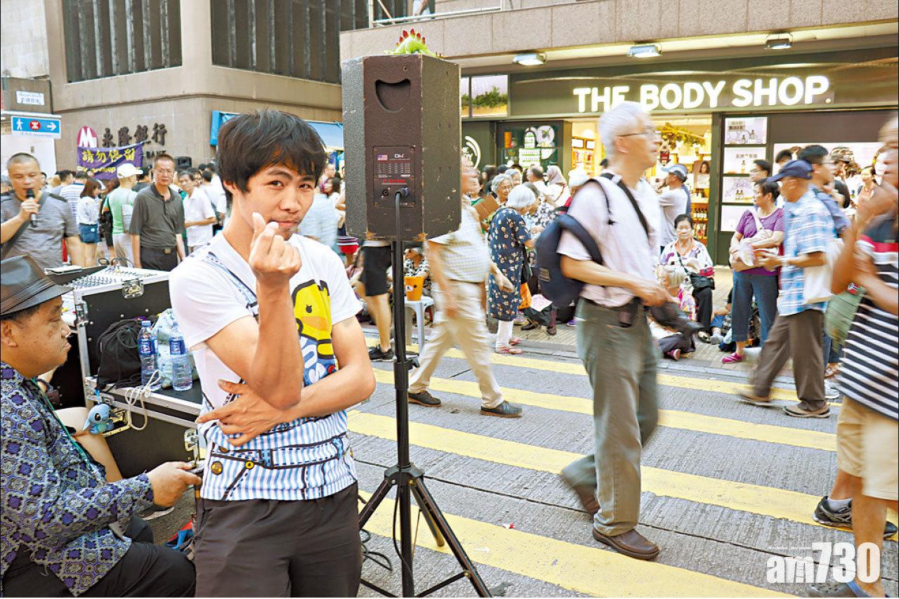 阿明(白衣者)對殺街感無可奈何。(曠梓祈攝)