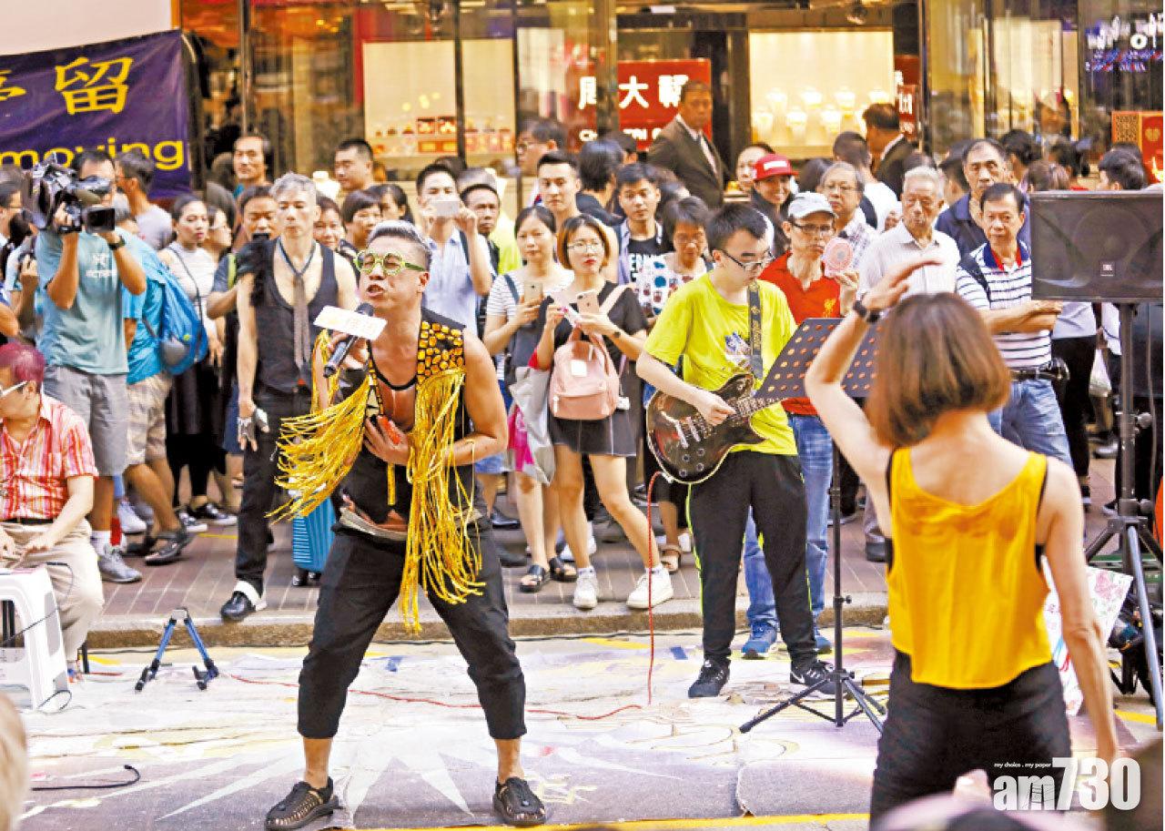 有歌手把握最後機會落力演出。