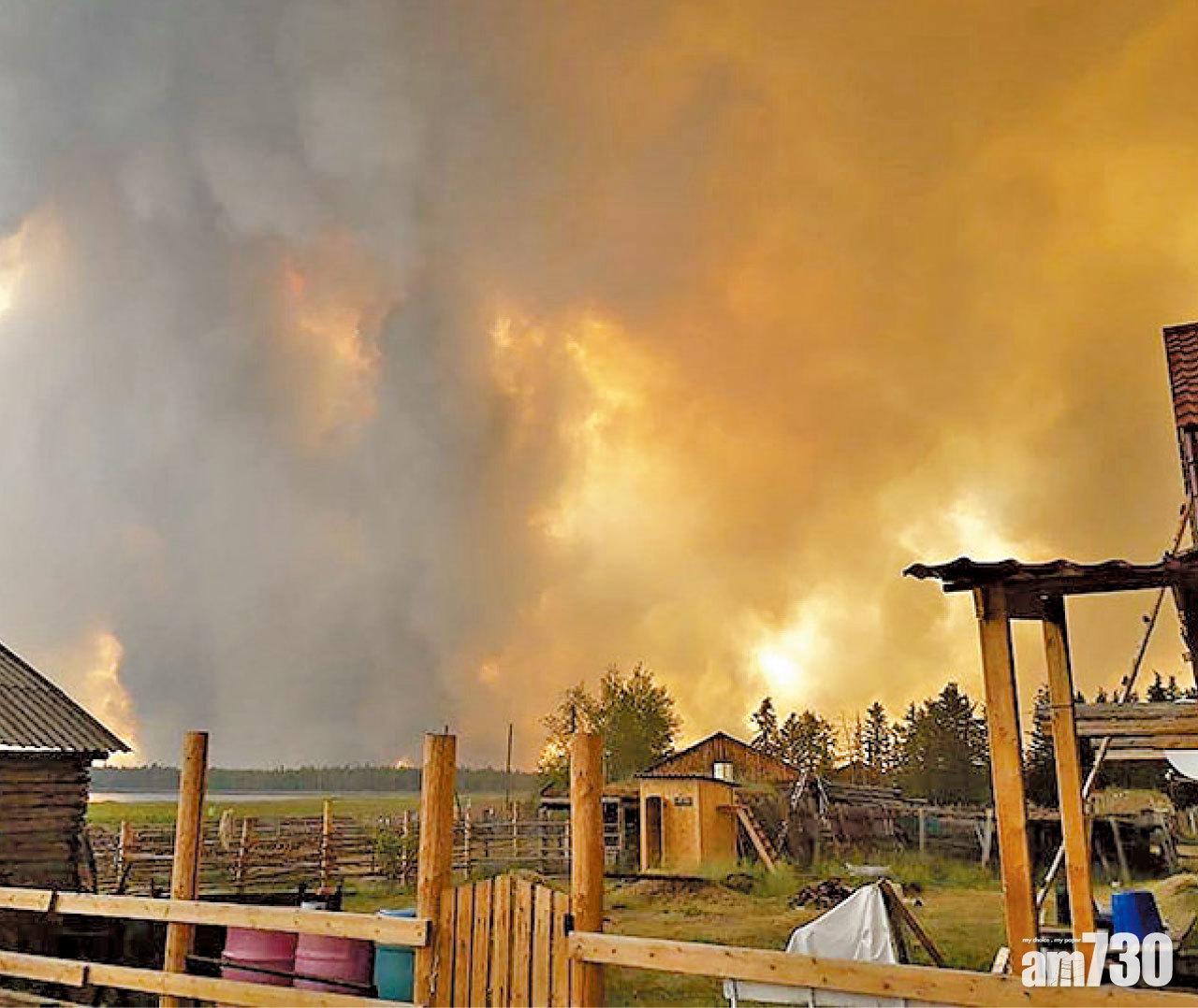 天空初時帶淺黃色。