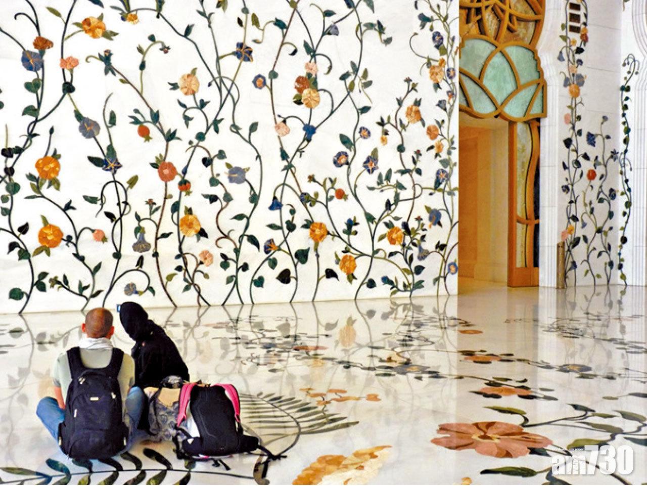 禱告廳外,用寶石上砌出花卉圖案。