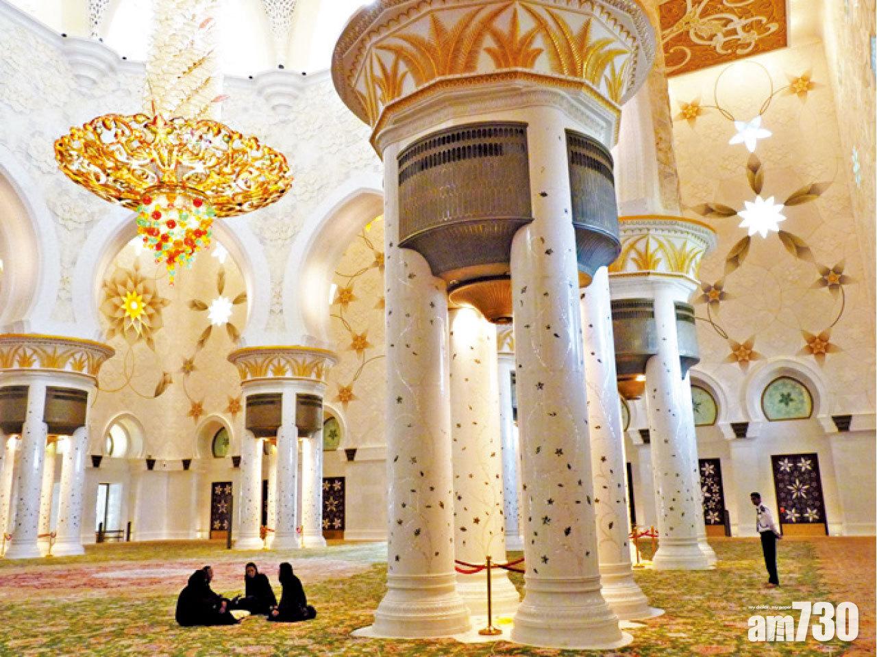 禱告廳空間寬敞,水晶燈十分名貴。