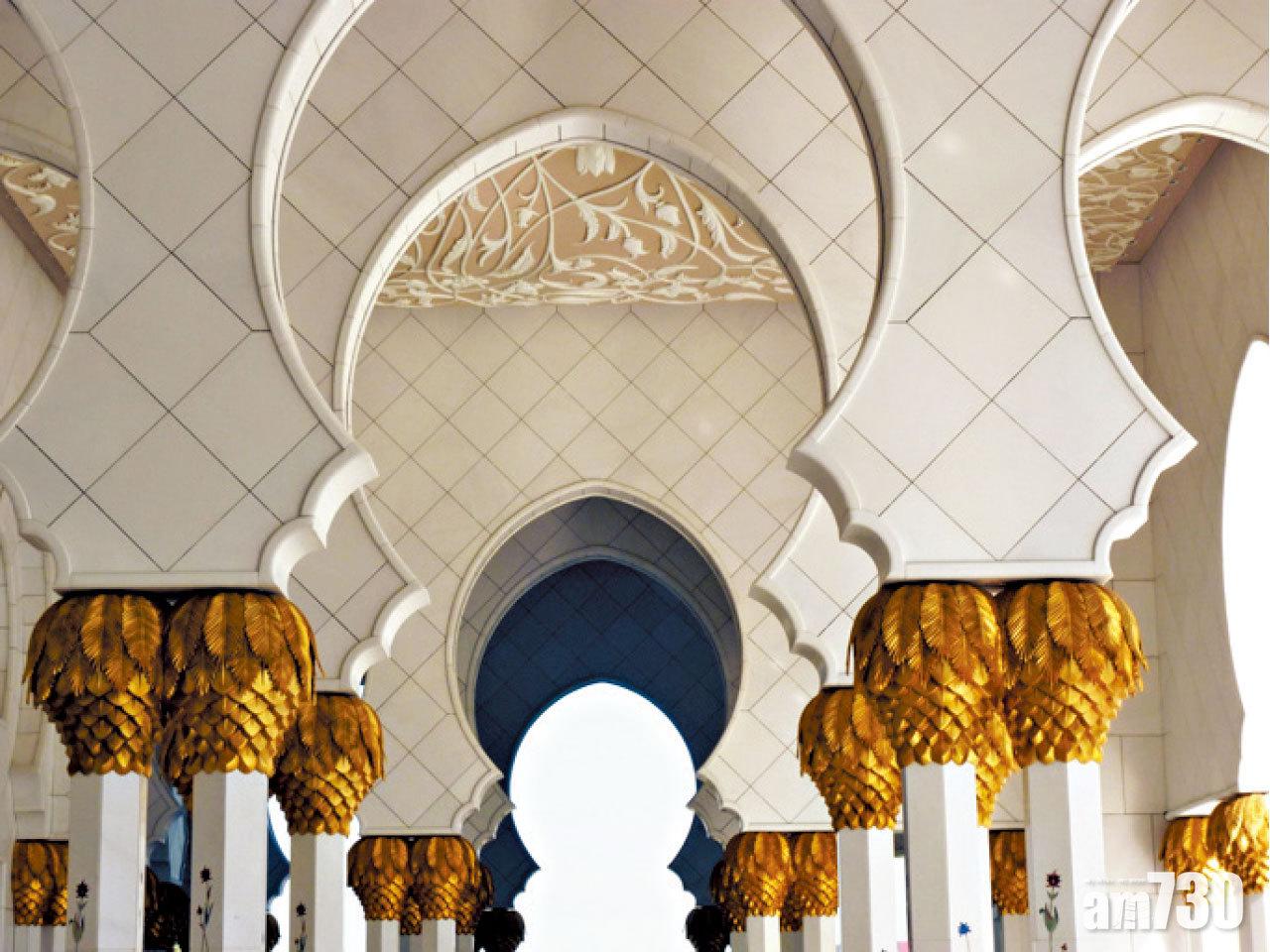 建築物採用穹形裝飾,貫徹整體風格。