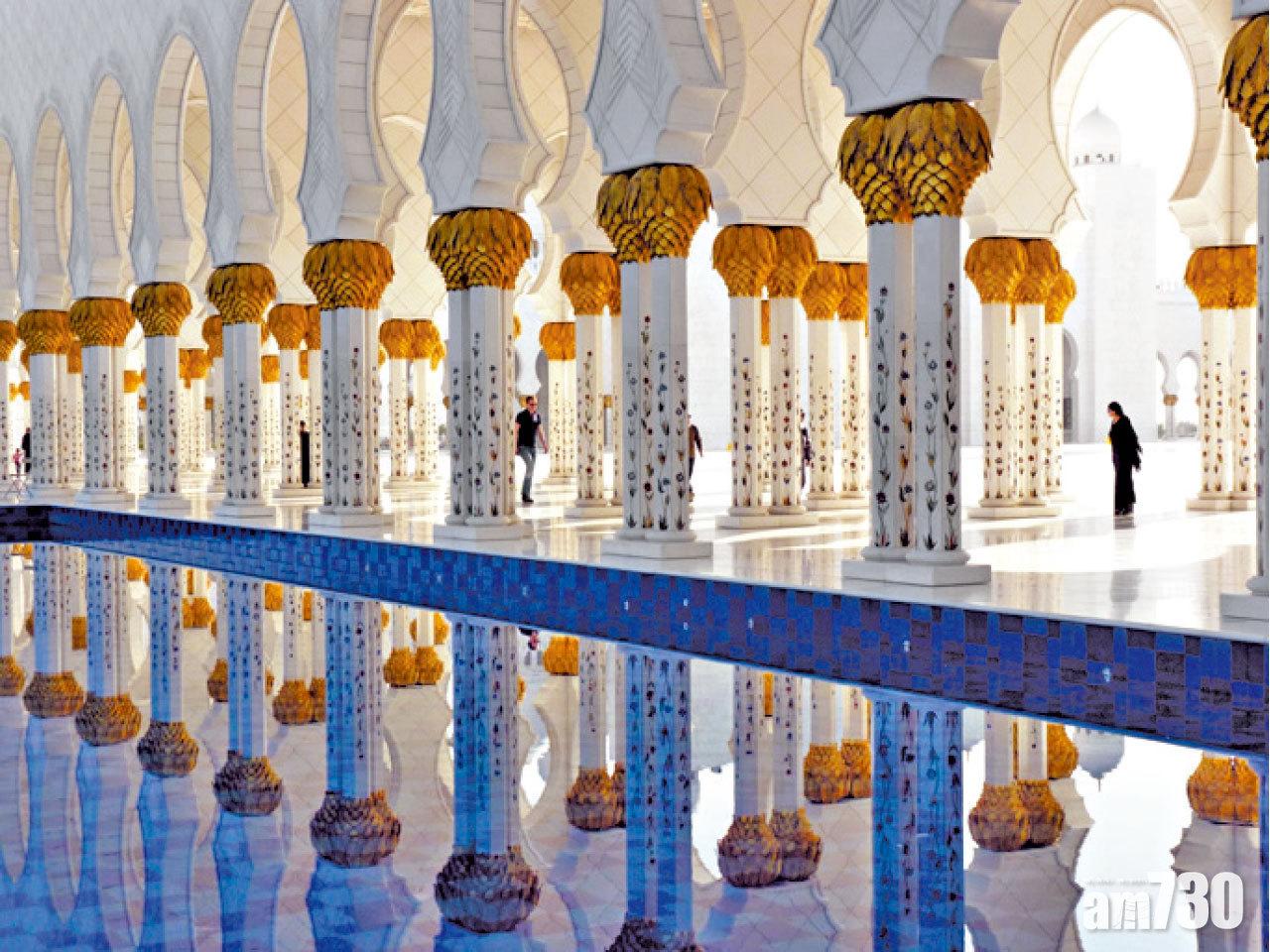 水池倒影映照出高貴奪目的柱陣。