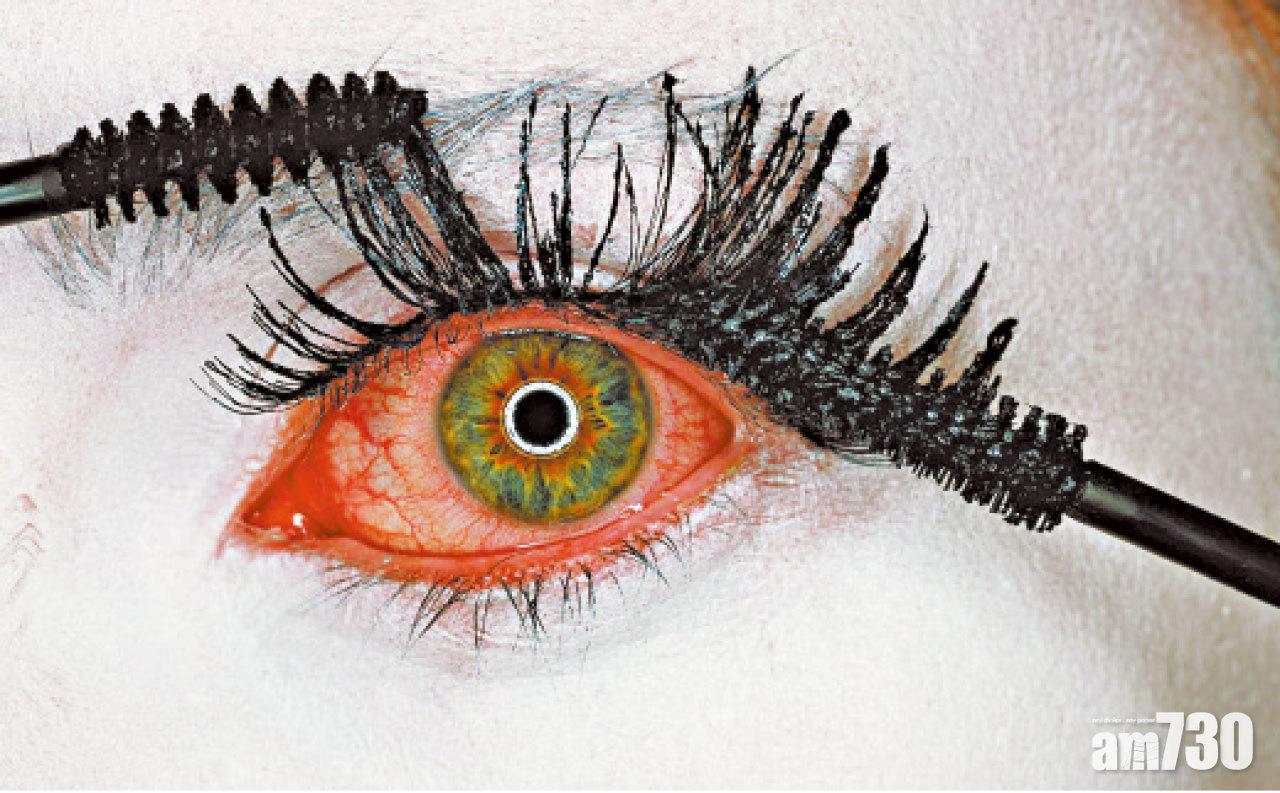 “Mascara Wars”, Irving Penn, (2001).