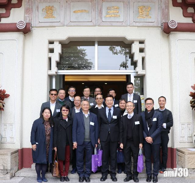 市區重建基金年初曾到資助項目實地考察,韋志成(後排中)亦屬基金董事之一。(市建局提供)