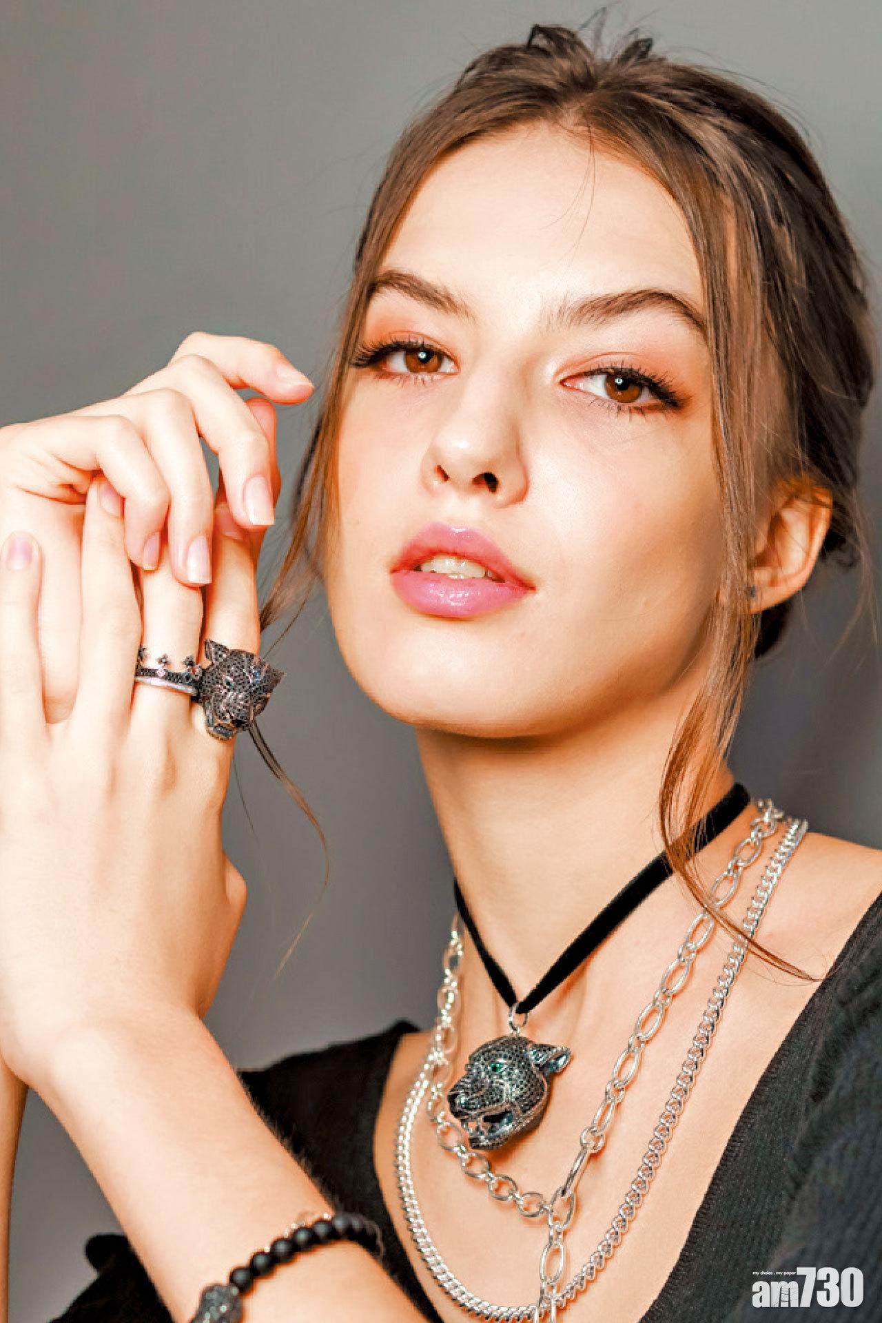 1.具個性及玩味十足的首飾,是穿牛記tee記放假日的好伴侶。