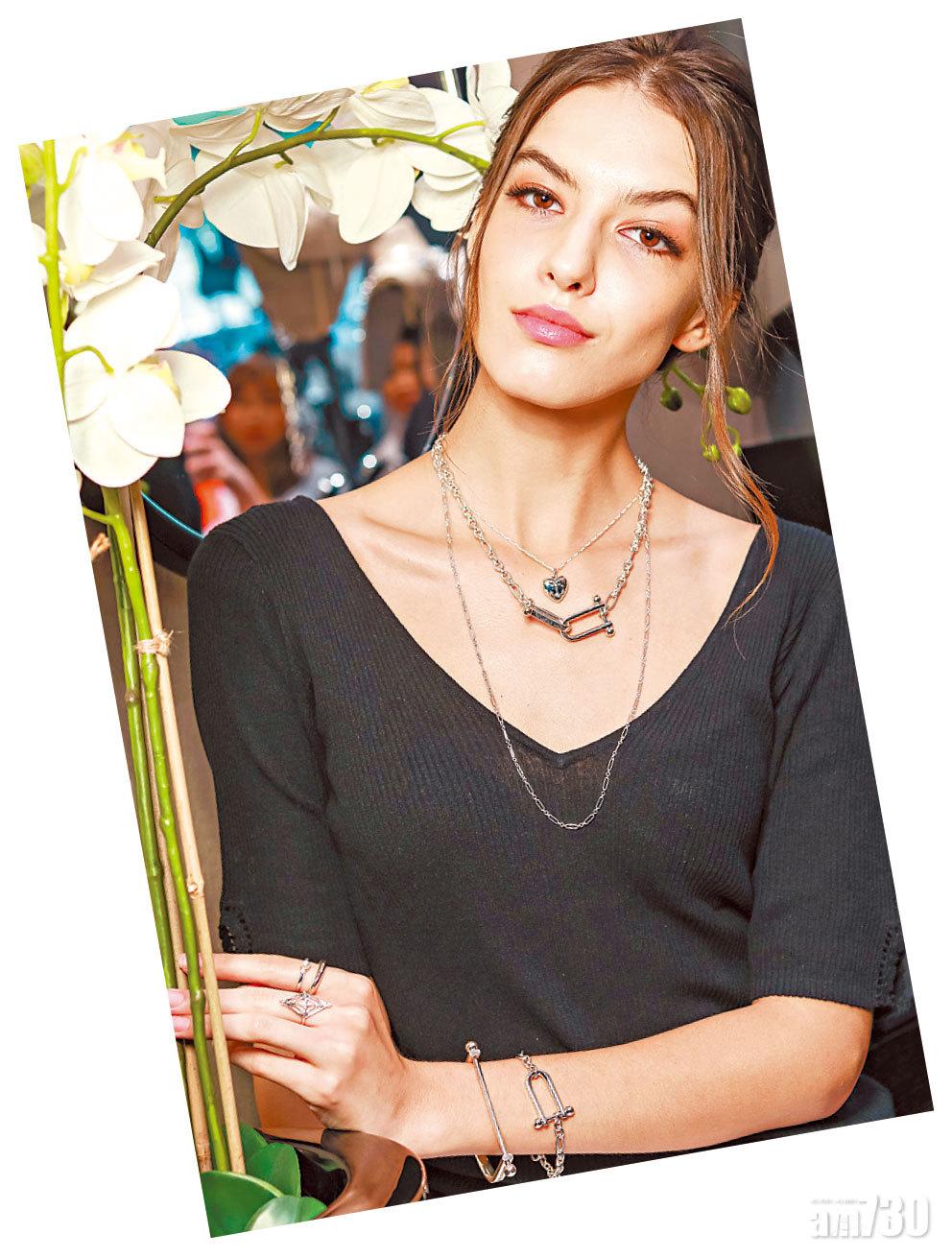 2.簡約設計給人清新的感覺,不論上班服或晚裝配搭沒有格格不入,反而帶出一份高貴而清雅的氣質。