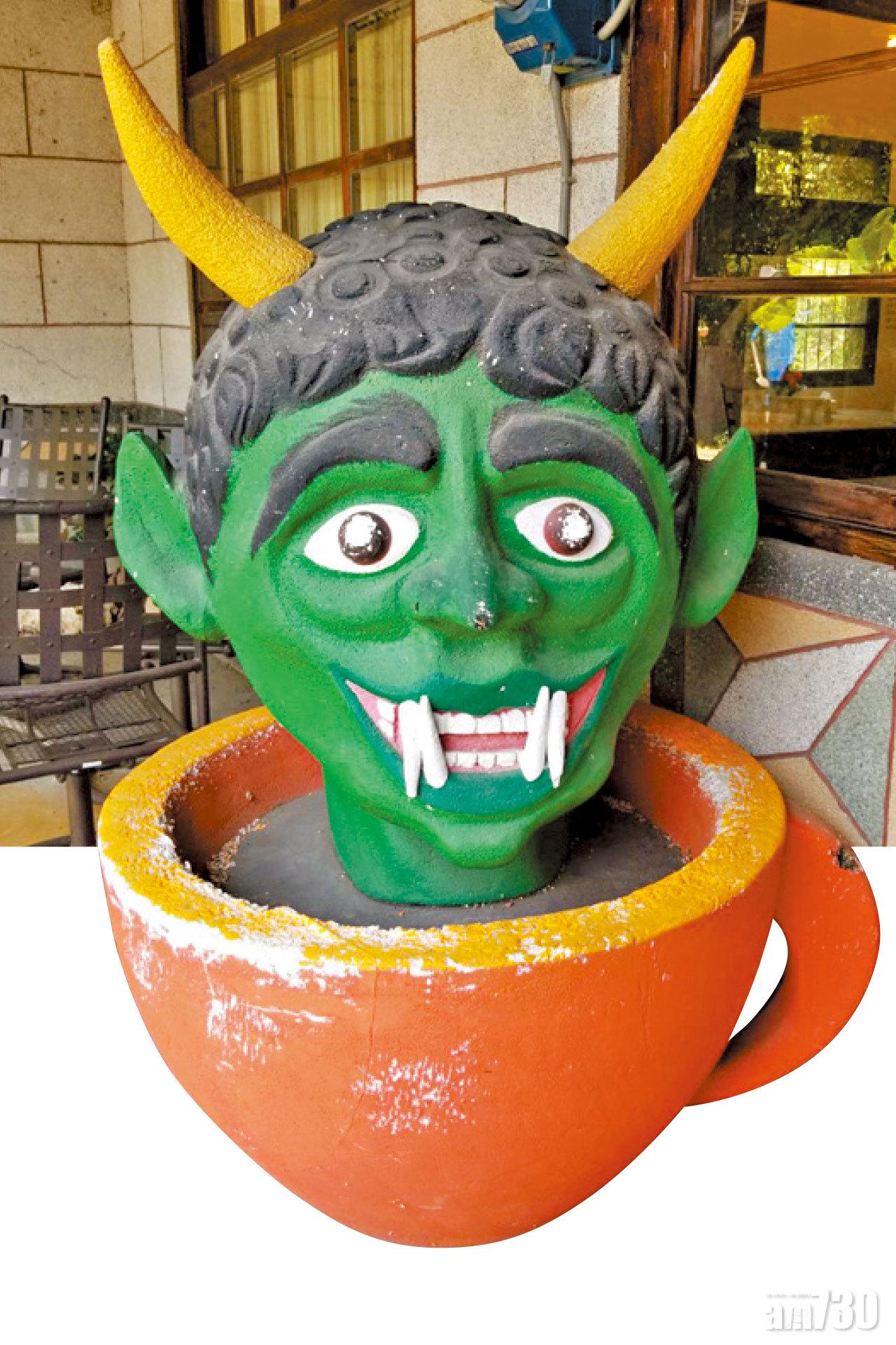 店內鬼怪裝置。