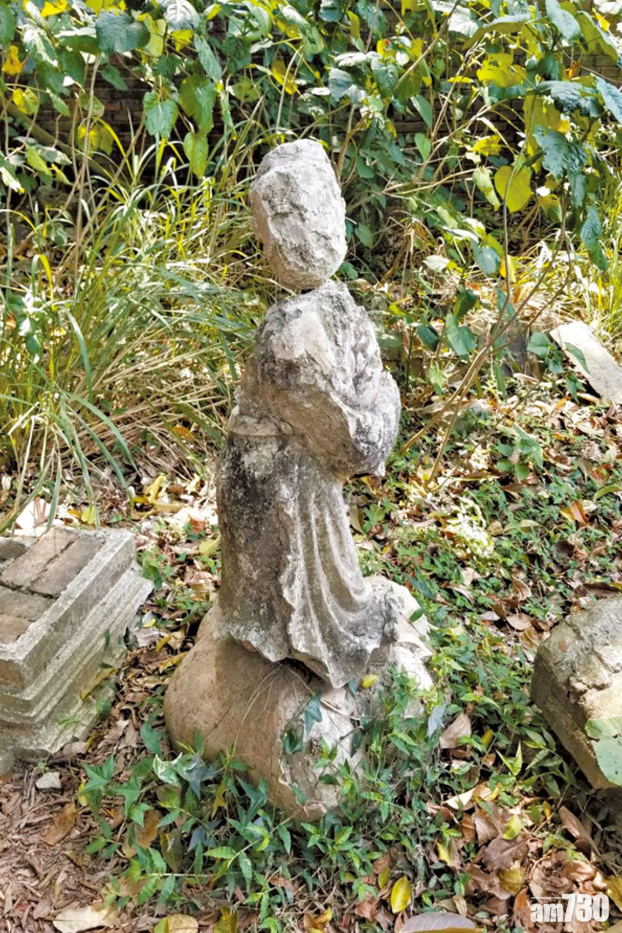 石像損毀不堪。