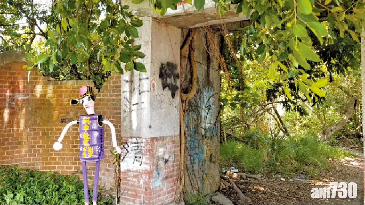 庭園入口詭異人偶。