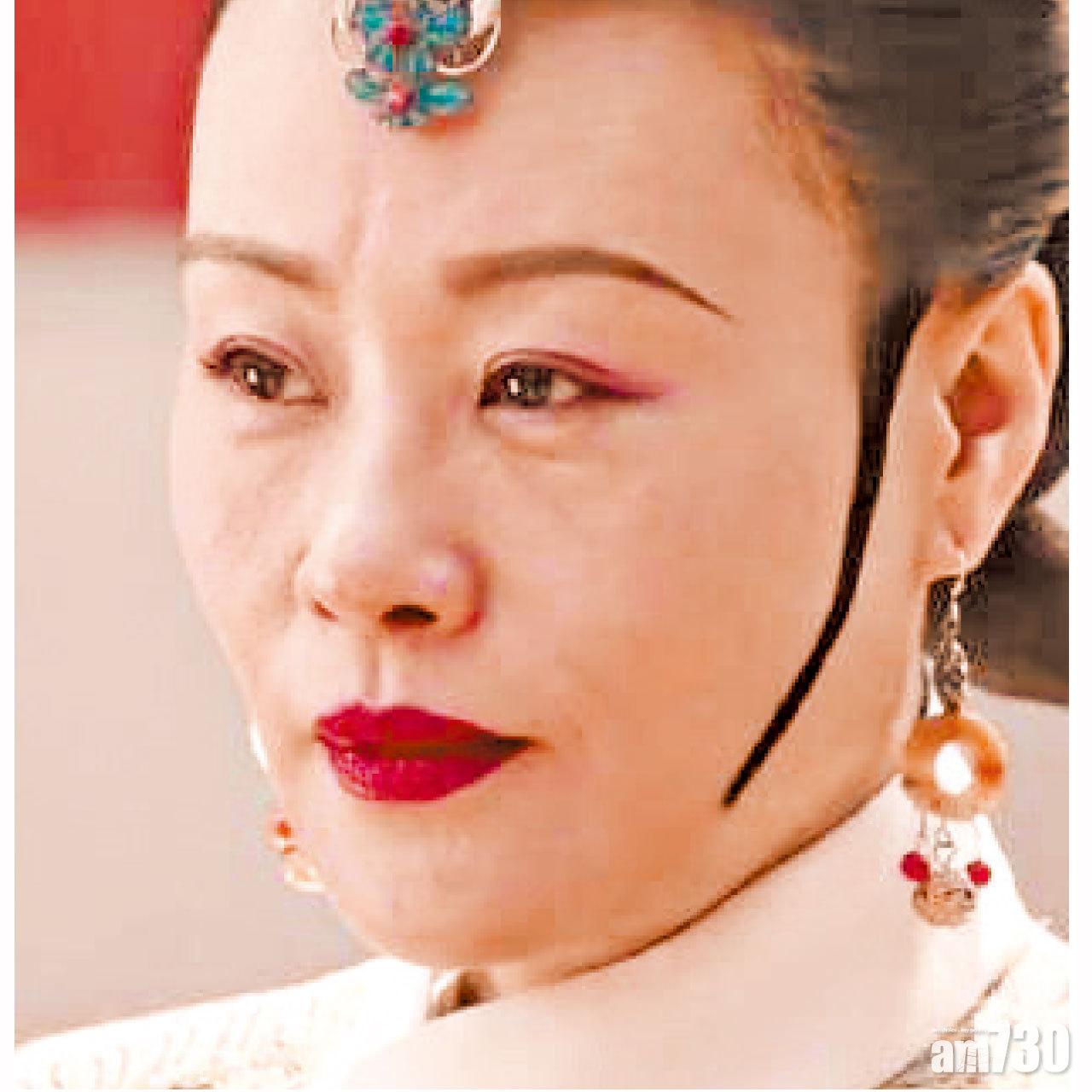 耳環出現米奇頭和中國聯通標誌。