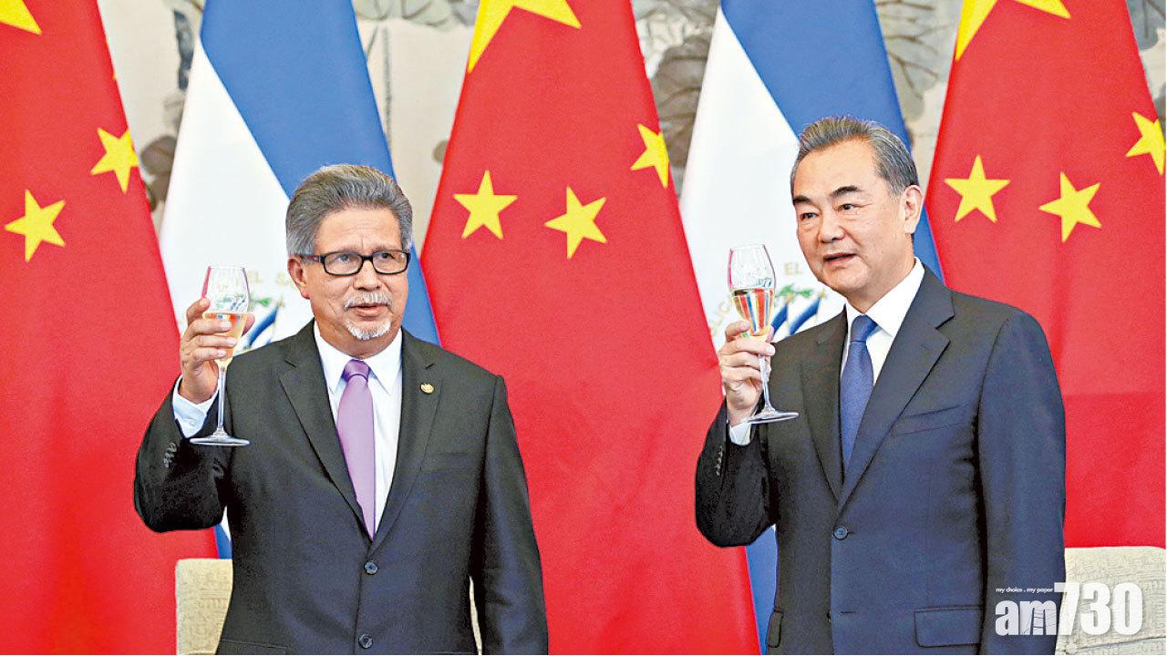 薩爾瓦多外長卡斯塔內達(左)與中國外交部長王毅(右)在北京會面。(路透社)