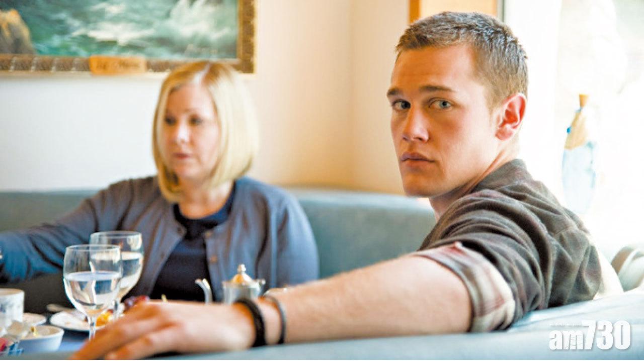 飾演John Keene的年輕演員Taylor John Smith,今年才23歲,是劇集的breakout star,演感情豐富,不能克服死去妹妹傷痛的少年。