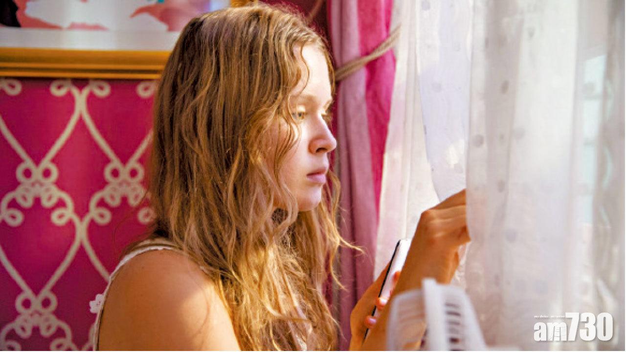 Amma(Eliza Scanlen飾)也演活了那種渴求得到寵愛、想掙脫又脫不掉的叛逆少女。