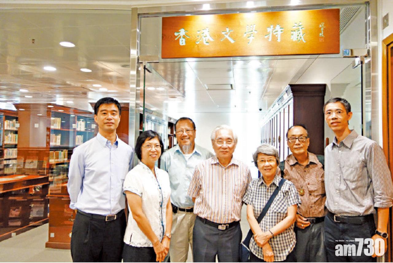 許定銘(中)和小思老師2013年參觀中大圖書館時留影。