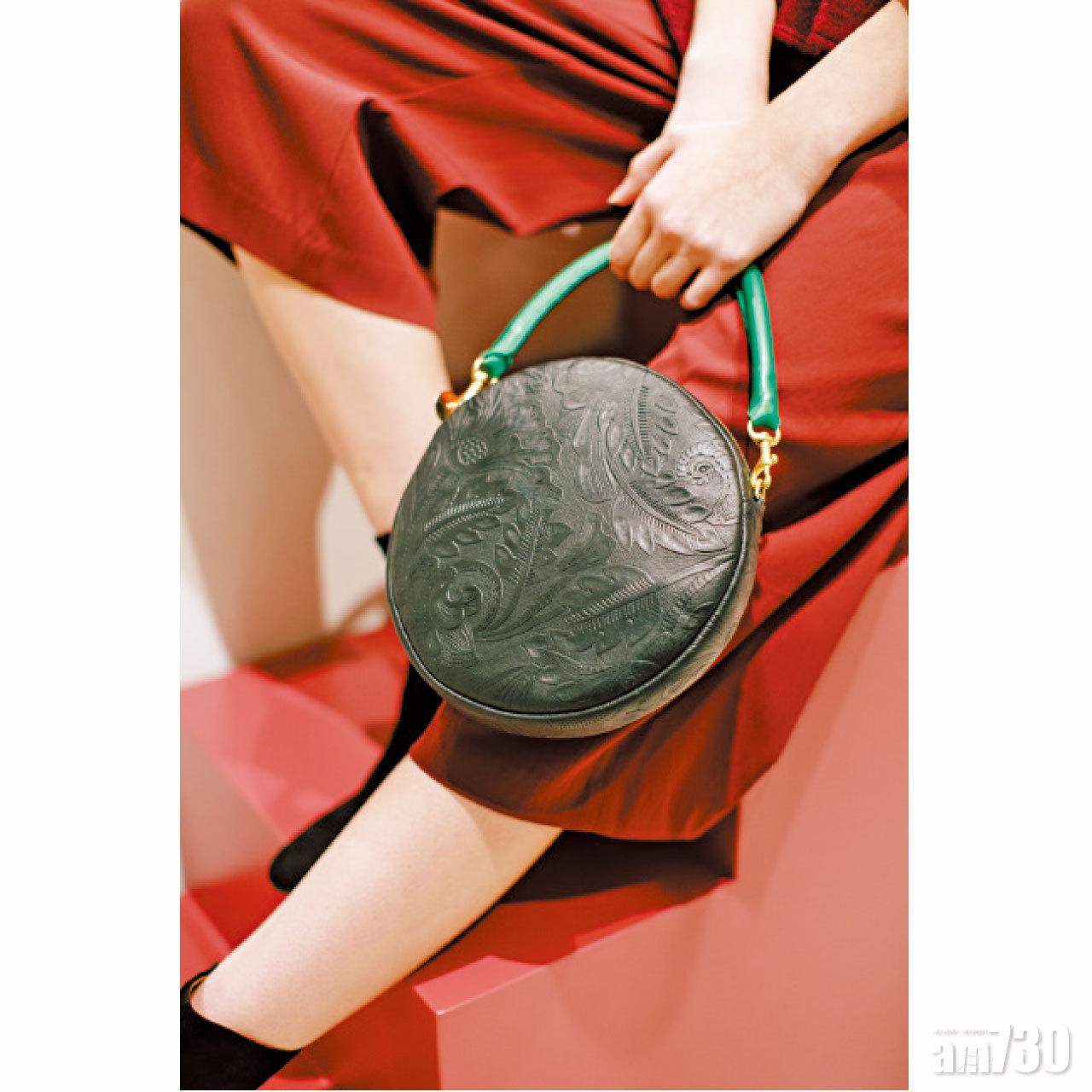 CLARE V 壓花紋圓形手袋 $3,695