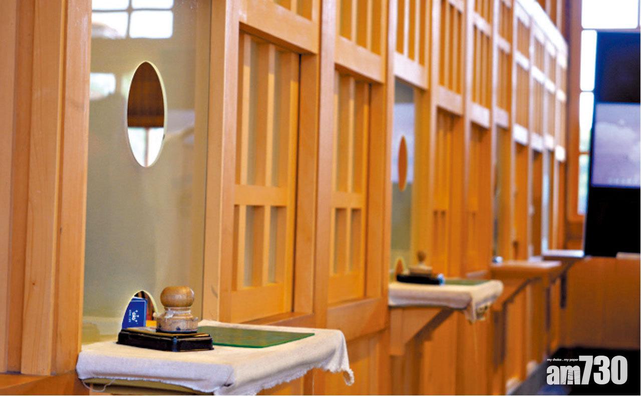 修復時特別重塑昔日車站的售票窗口,現在仍掛着北淡線的時刻表。