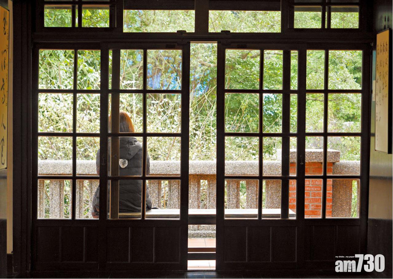 北投地方潮濕,日人利用落地木窗櫺,既可通風,也構成如畫美景。