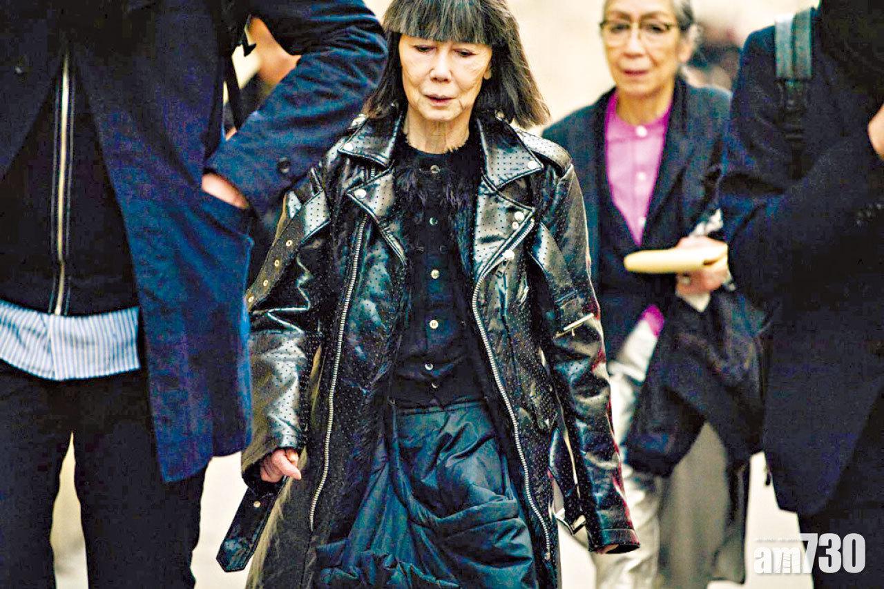 川久保玲在FW18季度的巴黎時裝周街頭。(photo: adamkatzsinding.com)