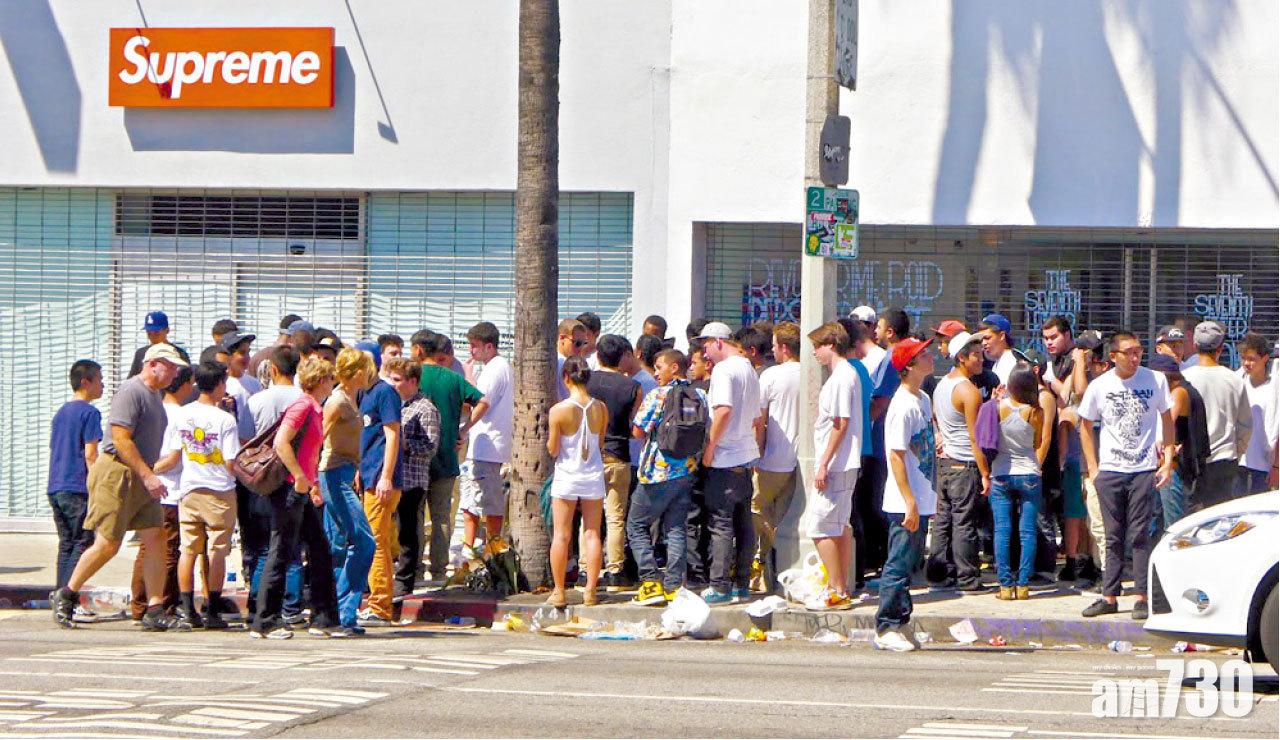 在Supreme店外排隊的hypebeast。