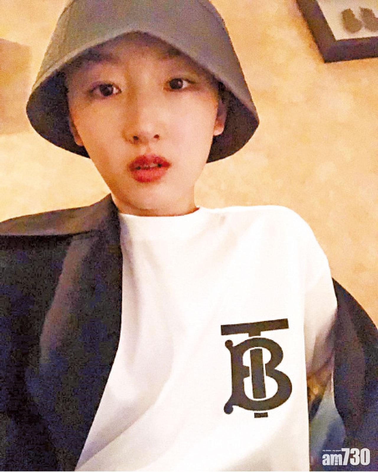 周冬雨與TB tee。