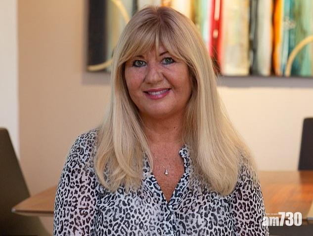 多茲是八十年代的選美皇后,為一身古銅膚色,曬燈曬上癮,最終患上皮膚癌。(互聯網)