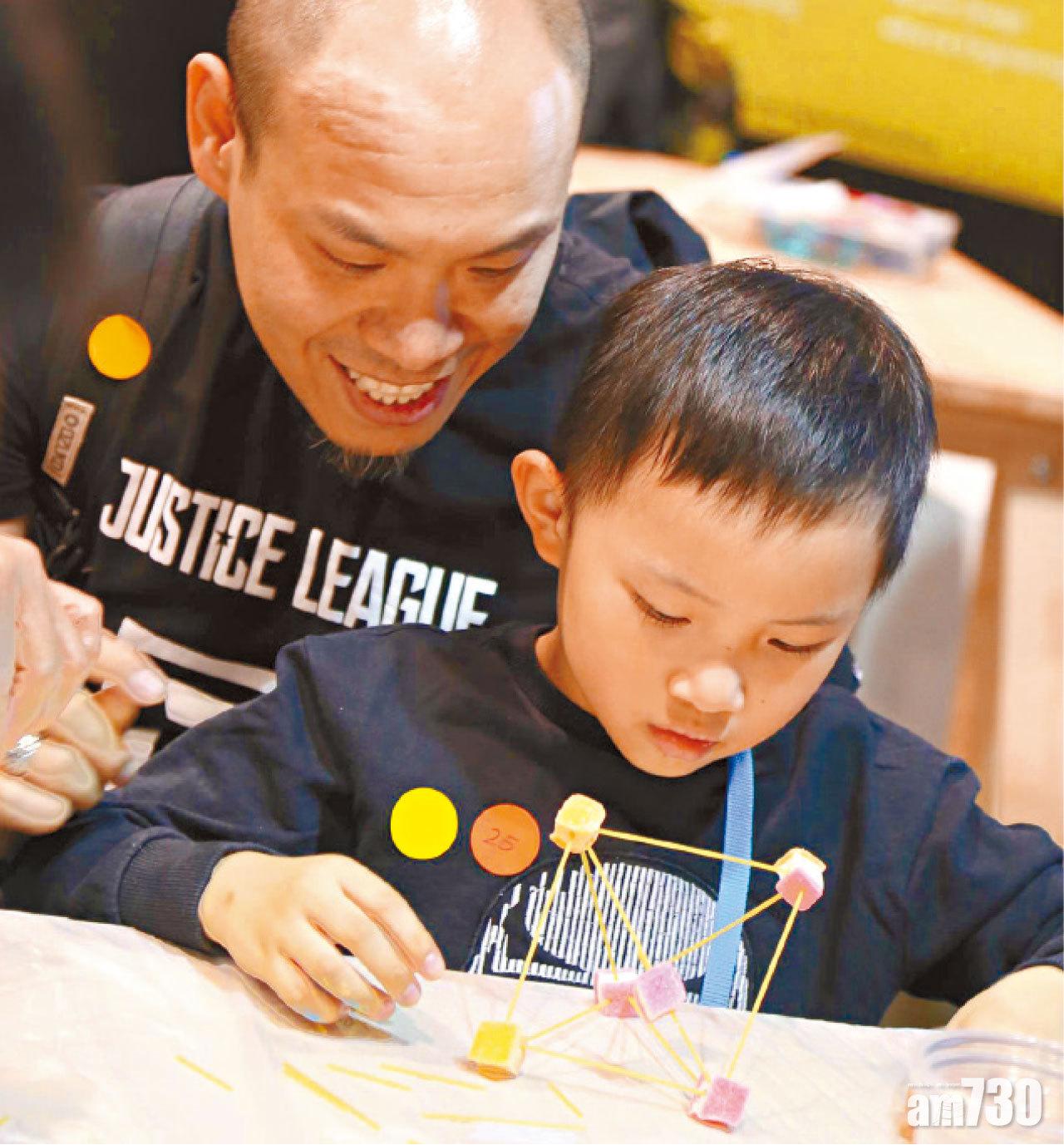 和家長一起以糖果學習建築結構。